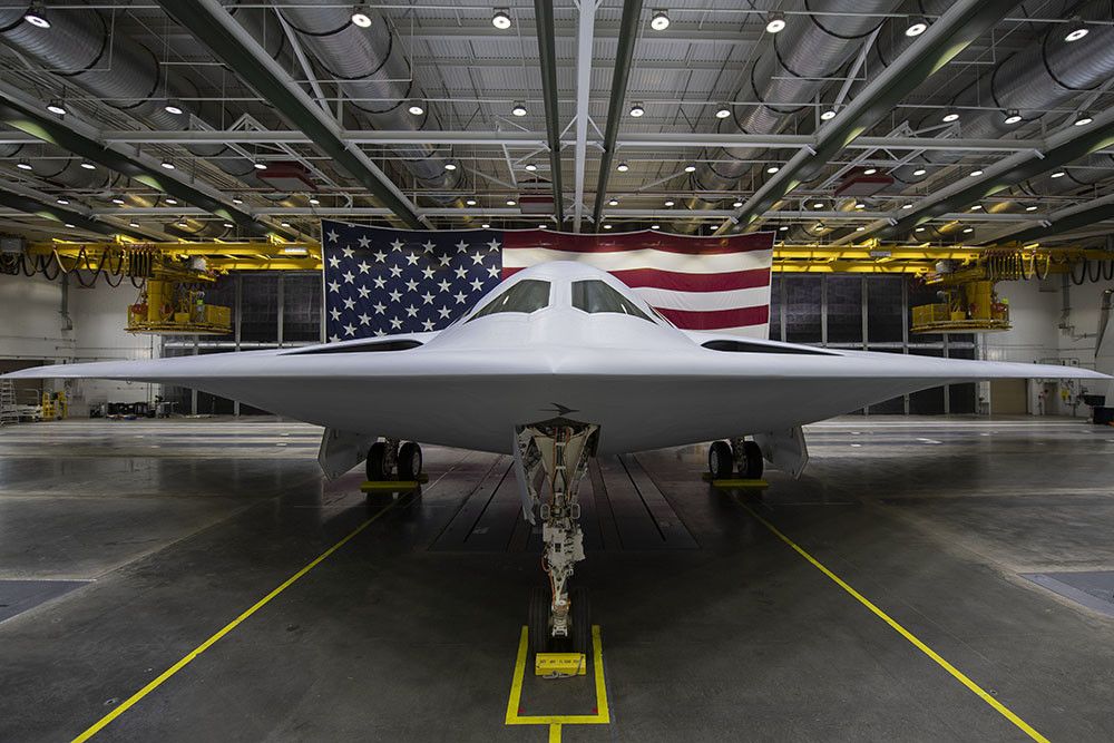 El bombardero estratégico B-21 Raider realiza su primer vuelo de prueba