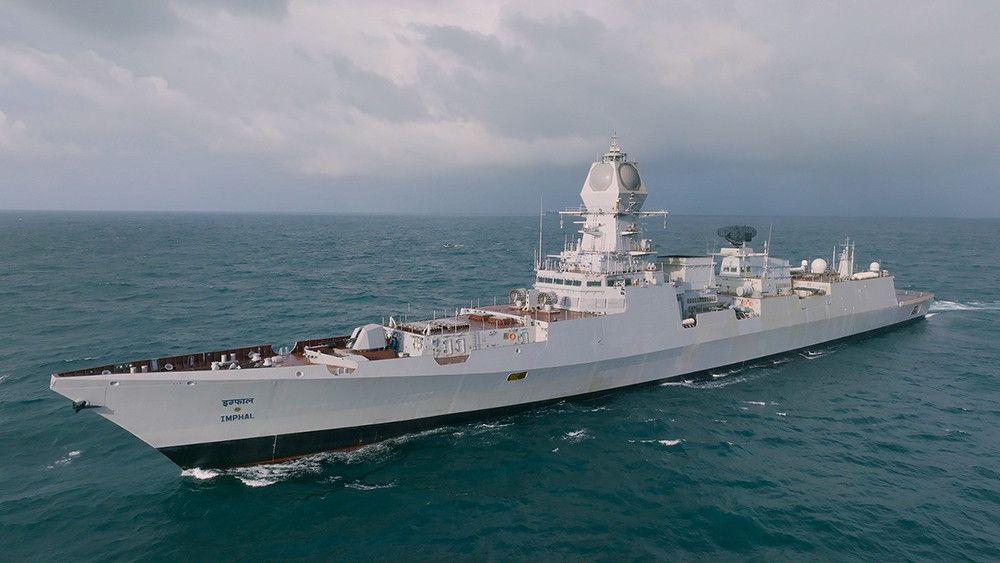 La India estrena su destructor Imphal con el lanzamiento de un misil BrahMos