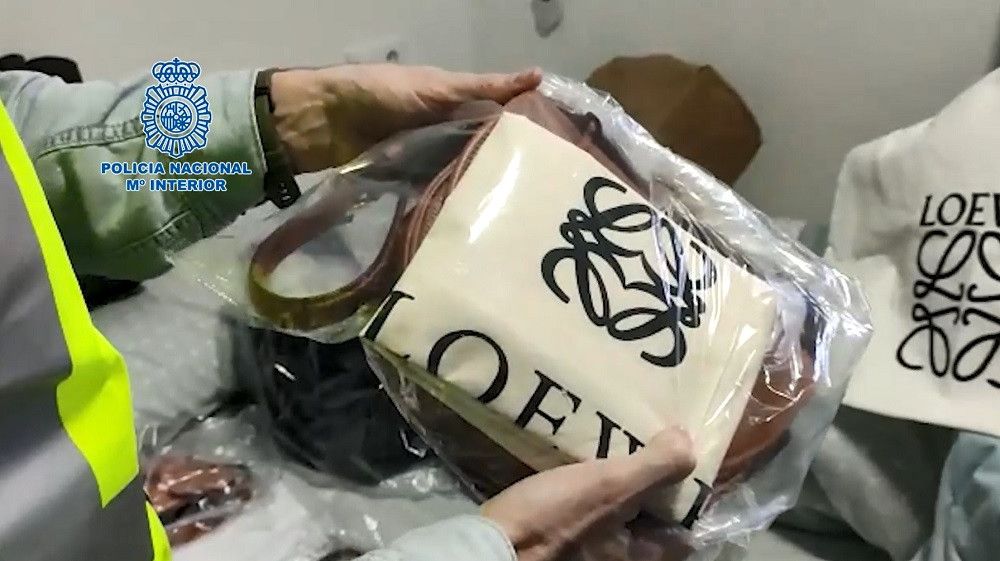 La Policía Nacional desmantela en Ubrique una fábrica clandestina de bolsos falsificados de marcas de lujo