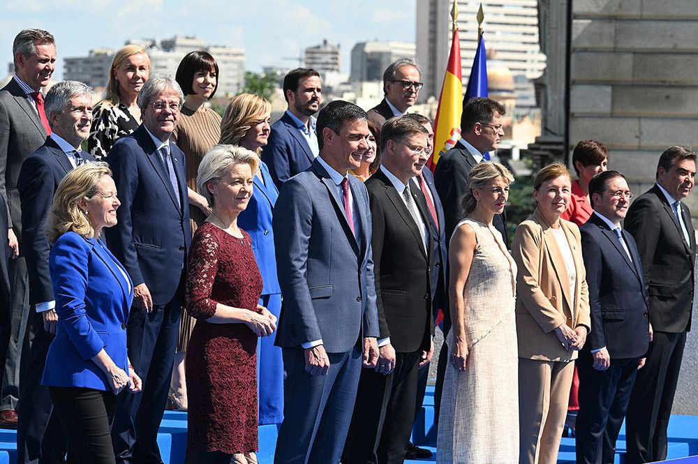 El presidente del Gobierno recibe al Colegio de Comisarios en el primer gran acto de la presidencia española de la UE