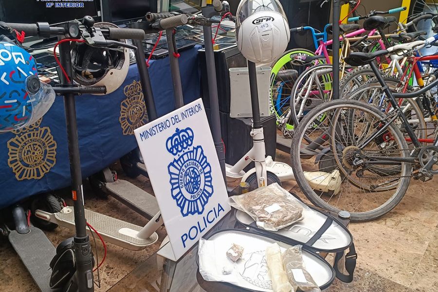 La Policía Nacional desarticula dos centros de receptación de efectos robados en La Palmilla (Málaga) y expone los objetos recuperados para localizar a los legítimos propietarios