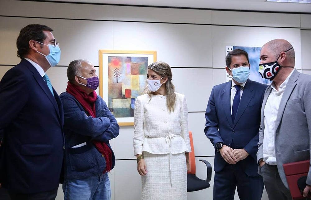 Gobierno y agentes sociales alcanzan un acuerdo en una reforma del mercado laboral que ya no quiere hablar de "derogación"
