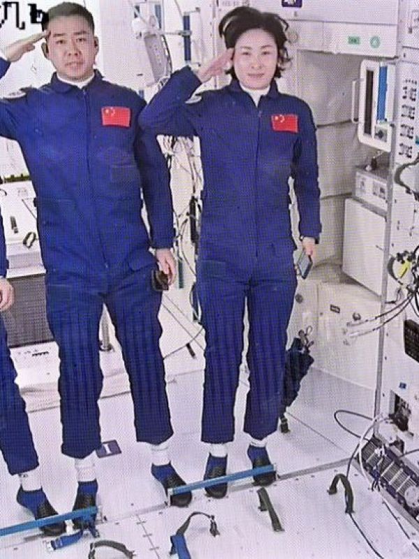 Los tres astronautas chinos accedieron ayer a la estación espacial en construcción