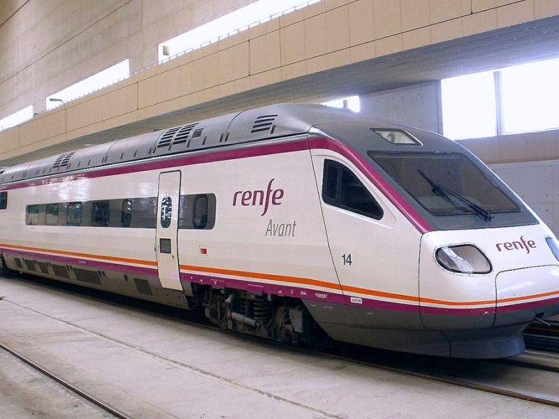 Transportes destinará 170 millones de euros a rebajar hasta un 90% los billetes de autobús y tren de los jóvenes para viajar este verano
