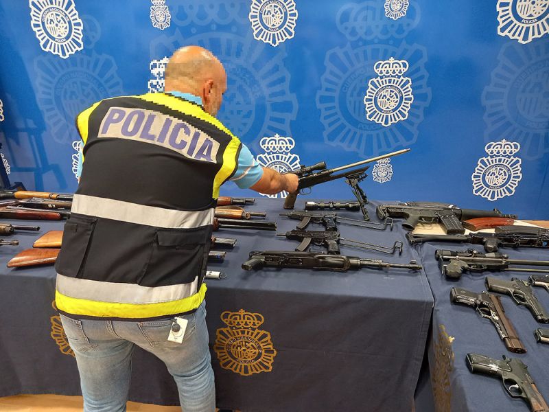 Agentes de la Policía Nacional investigan el hallazgo de un arsenal de armas de fuego y munición en una vivienda de Estepona