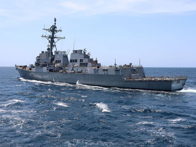 Un destructor norteamericano impide el secuestro de un mercante en el Golfo de Adén y detiene a los piratas