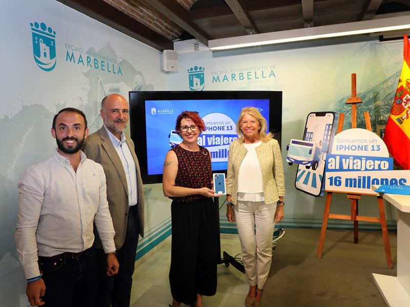 El Ayuntamiento y Avanza entregan el premio de la campaña ’16 Millones de Gracias’, que reconoce la confianza de los viajeros en el transporte público