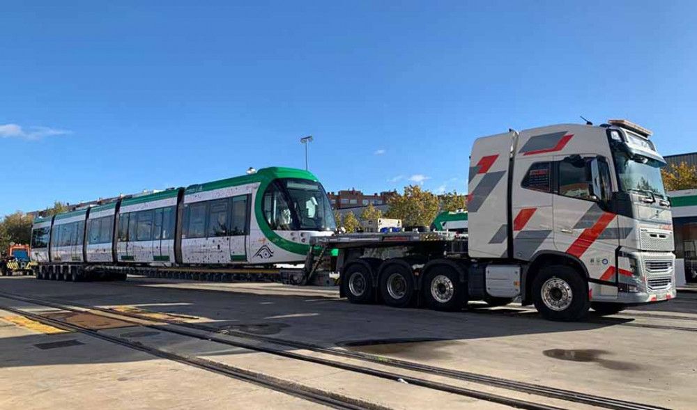 La primera unidad de la ampliación de la flota de trenes del Metro de Málaga sale desde Zaragoza