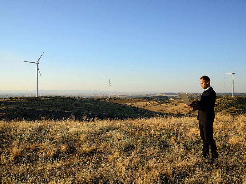 El Gobierno adjudica a Hispasat la extensión de la banda ancha a todas las zonas rurales con una tarifa plana de 35 euros al mes