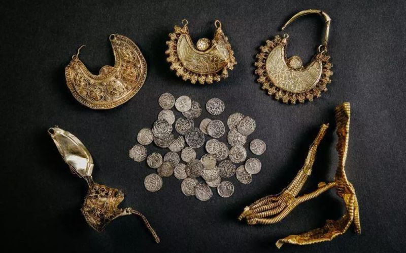 Encuentran un tesoro único de joyas medievales y monedas de plata en Países Bajos