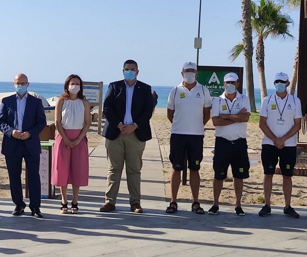 Cincuenta auxiliares de playas se reparten por las playas de Mijas