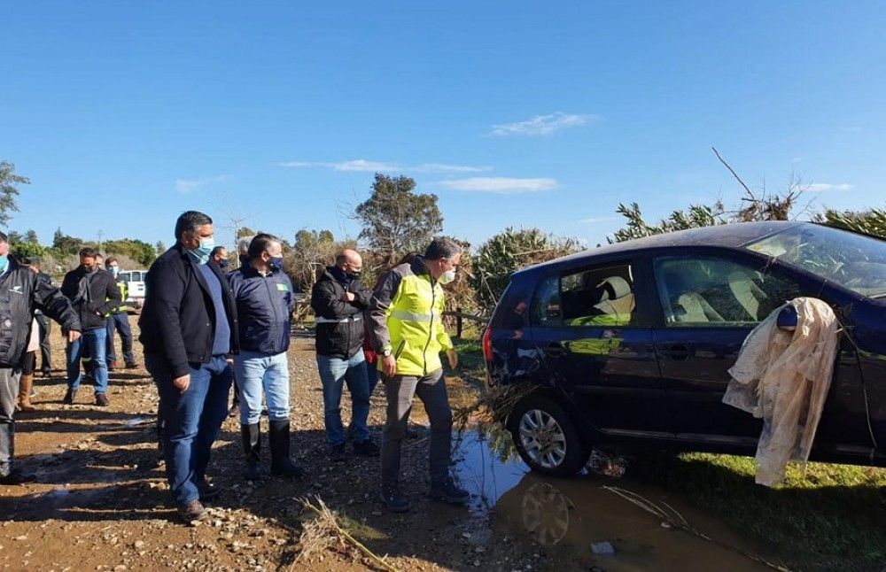 El consejero de la Presidencia visita las zonas afectadas por el temporal Filomena en Mijas
