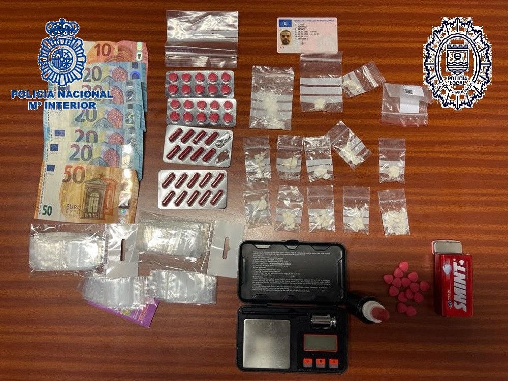 Detenido “in fraganti” un hombre mientras realizaba un pase de droga en la zona de ocio de La Nogalera, en Torremolinos