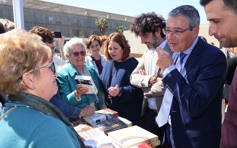 Dos bibliotecas itinerantes recorrerán los pueblos de Málaga para fomentar la lectura entre las personas mayores