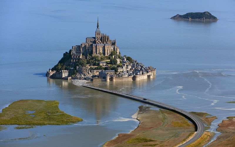 La abadía francesa de Mont-Saint-Michel cumple el milenio