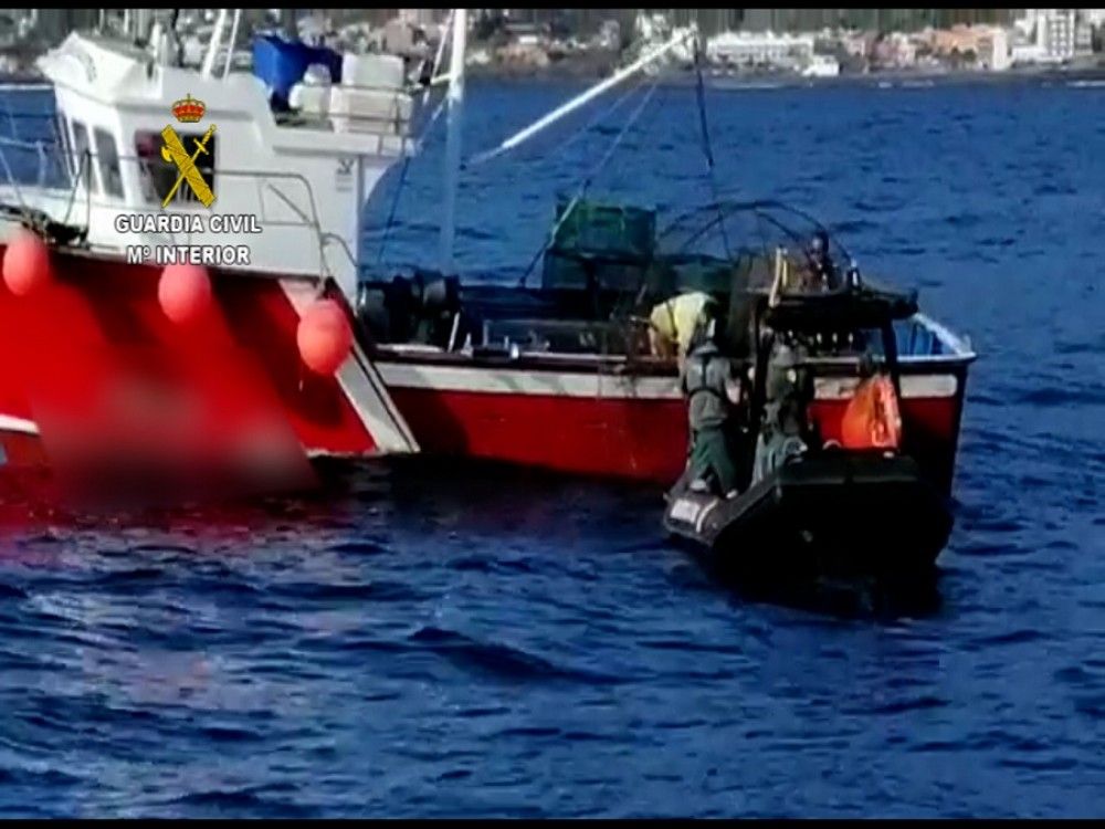La Guardia Civil sorprende a una embarcación faenando con artes ilegales en las costas de la isla de La Gomera