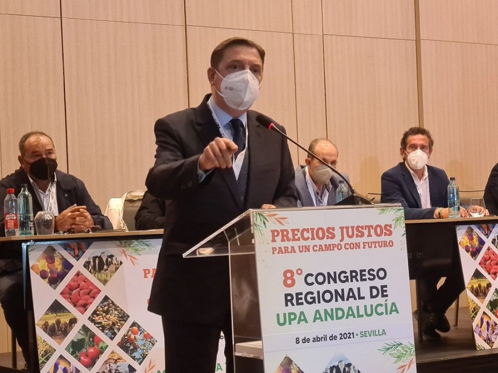 El ministro de Agricultura continúa intentando convencer a los agricultores españoles de una PAC que les perjudica