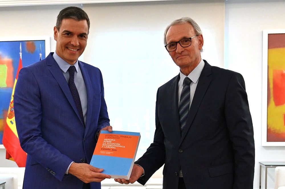 Pedro Sánchez recibe la Memoria del CES sobre la situación socioeconómica y laboral de España 2021