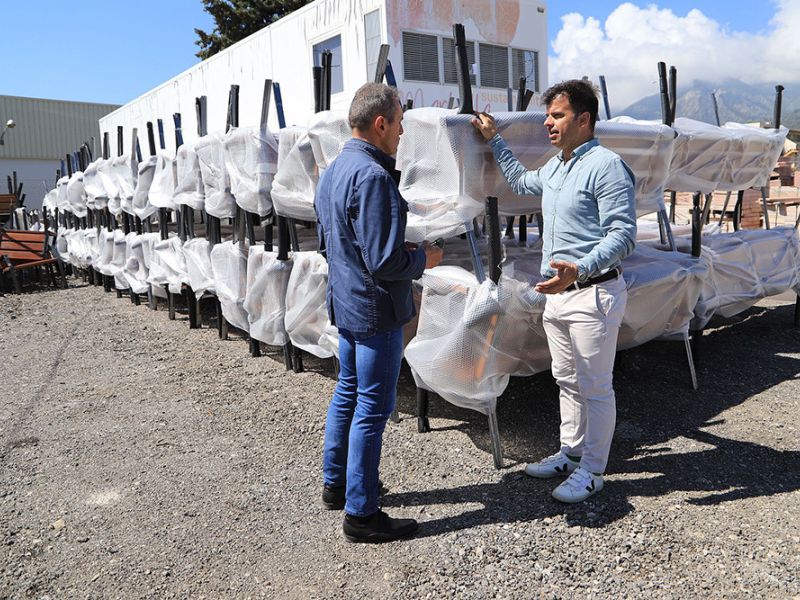 El Ayuntamiento pone en marcha un plan de modernización y ampliación del mobiliario urbano con la incorporación de medio millar de  jardineras, bancos y sillas