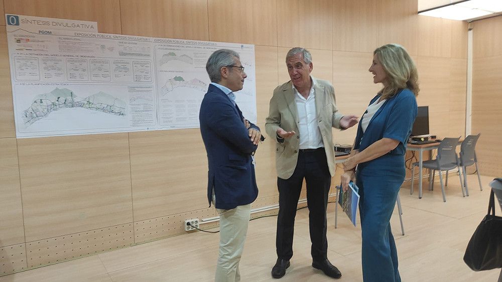 La secretaria General de Vivienda de la Junta, Alicia Martínez, visita la oficina del PGOM, que permanecerá en exposición pública hasta el próximo 14 de julio