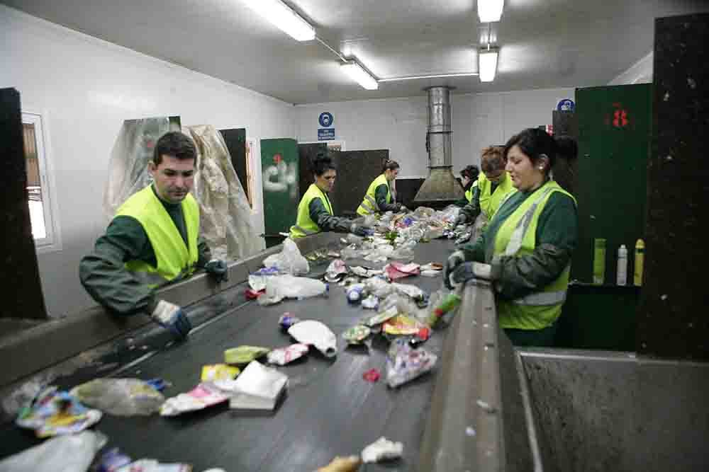 Marbella registra durante el verano un aumento de 43 toneladas en el reciclaje de envases y 39 en el del papel respecto al período estival de 2022