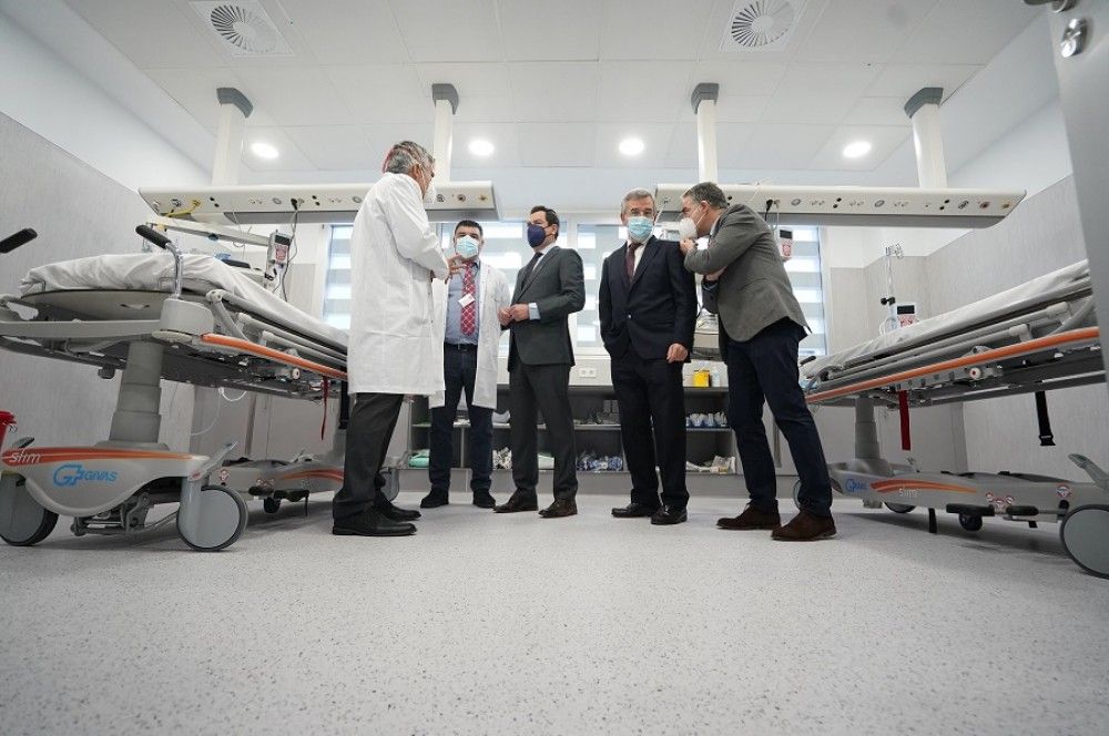 El presidente andaluz inaugura el hospital de Estepona y anuncia el desbloqueo de la ampliación del Costa del Sol de Marbella