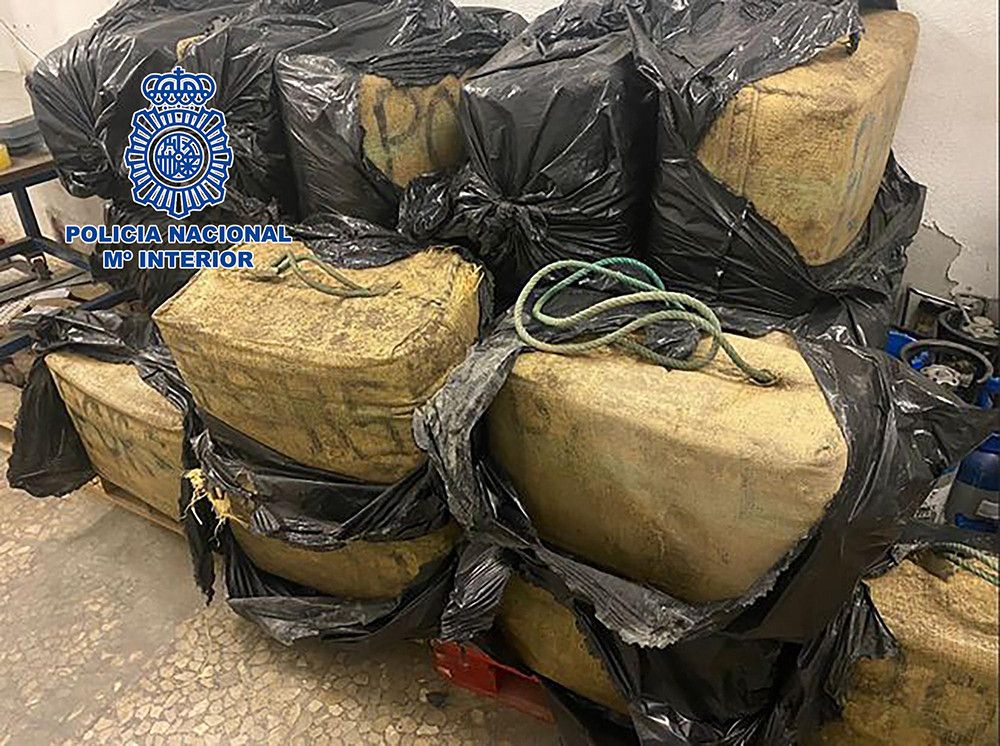 La Policía Nacional interviene 700 kilos de hachís en un peaje de la autopista cuando eran transportados mediante el método "Go Fast"