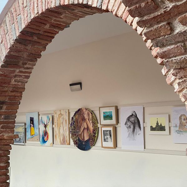 Juventud expone hasta el 17 de noviembre en el Hospital Real de la Misericordia las más de 40 obras de las Muestras de Artes Plásticas y Fotografía del programa Marbella Crea