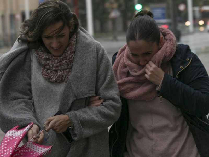 El 112 coordinó ayer más de 70 incidencias por el viento, principalmente en Málaga y en Cádiz