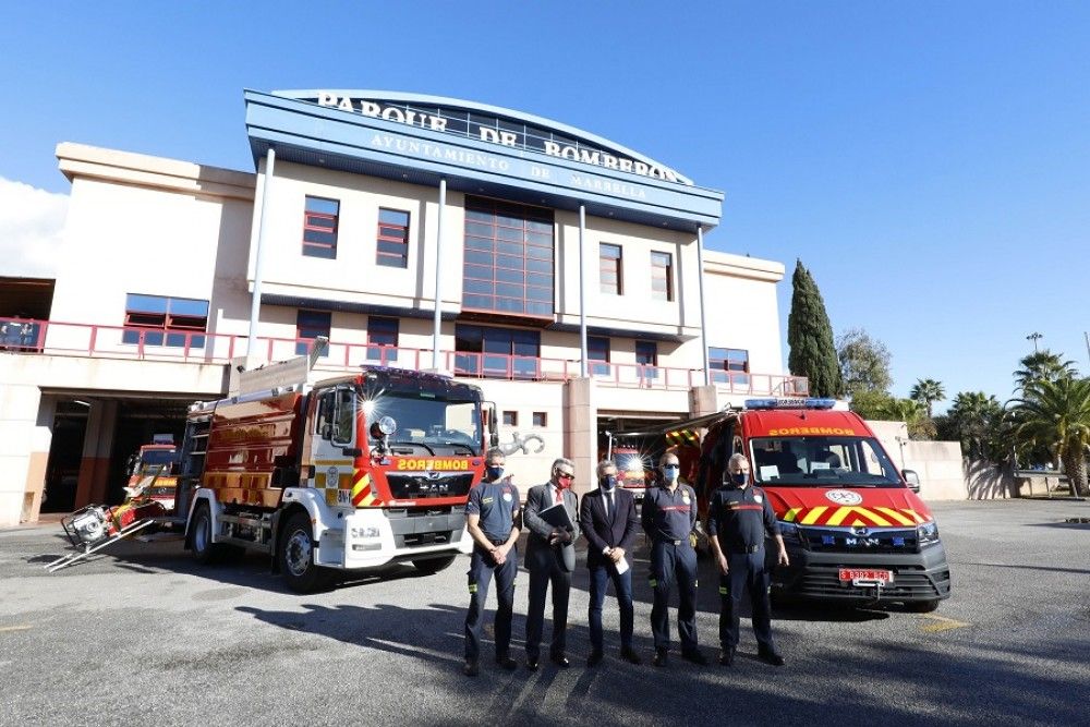 El Cuerpo de Bomberos incorpora a su flota un camión nodriza con una cisterna de gran capacidad y una furgoneta de rescate acuático