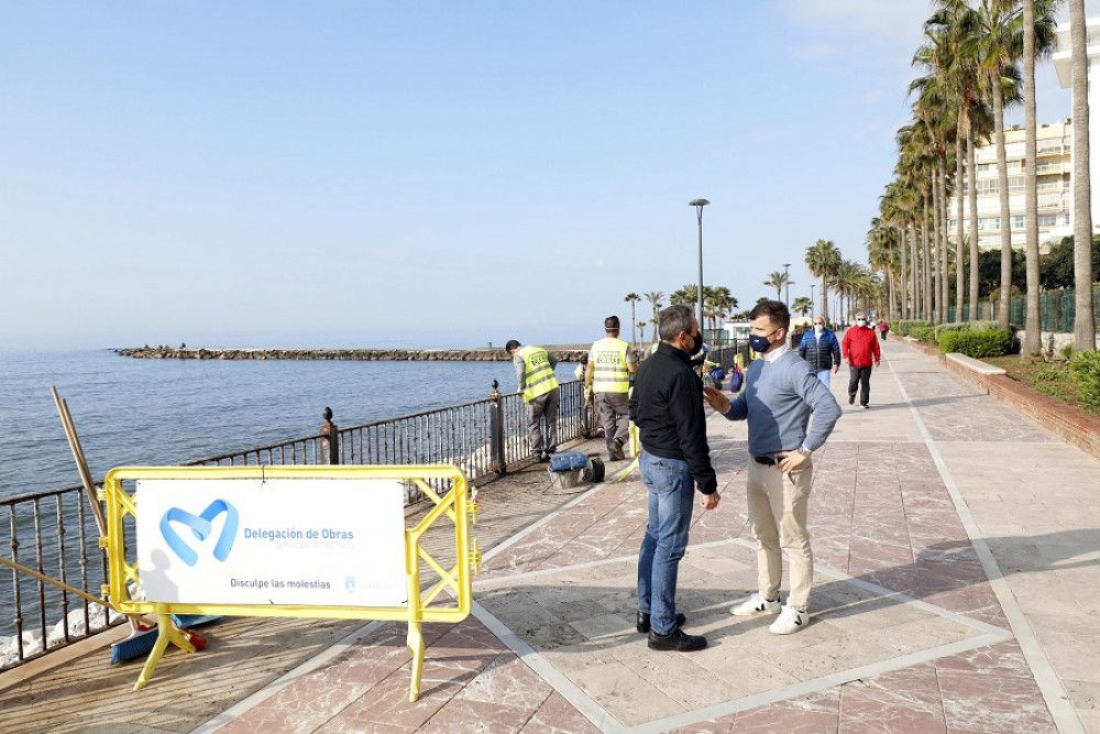 El Ayuntamiento está reparando cerca de 5.200 metros lineales de barandilla y 279 farolas en cuatro tramos del paseo marítimo desde La Bajadilla a Puerto Banús