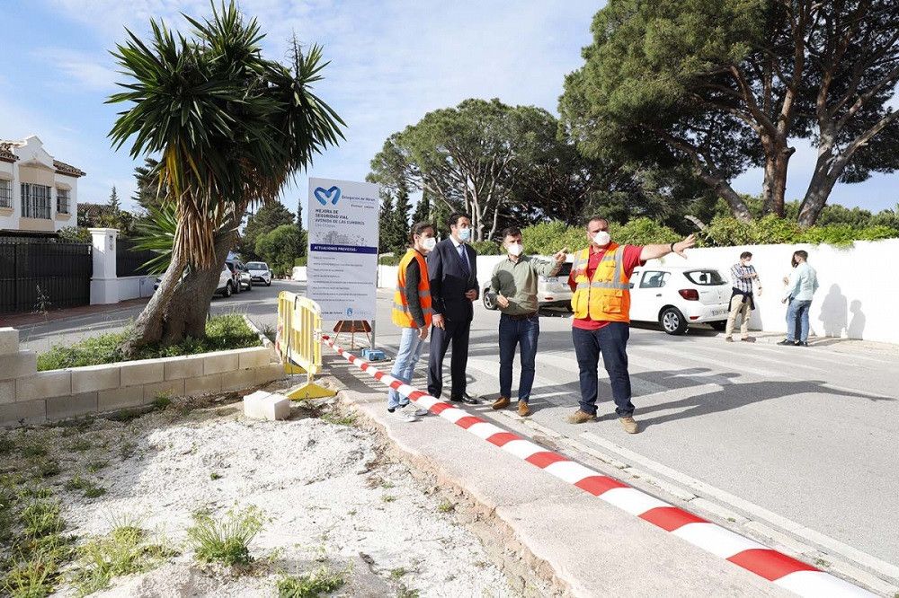 El Ayuntamiento realiza trabajos de iluminación y de acerado en la Avenida de Las Cumbres de Las Chapas
