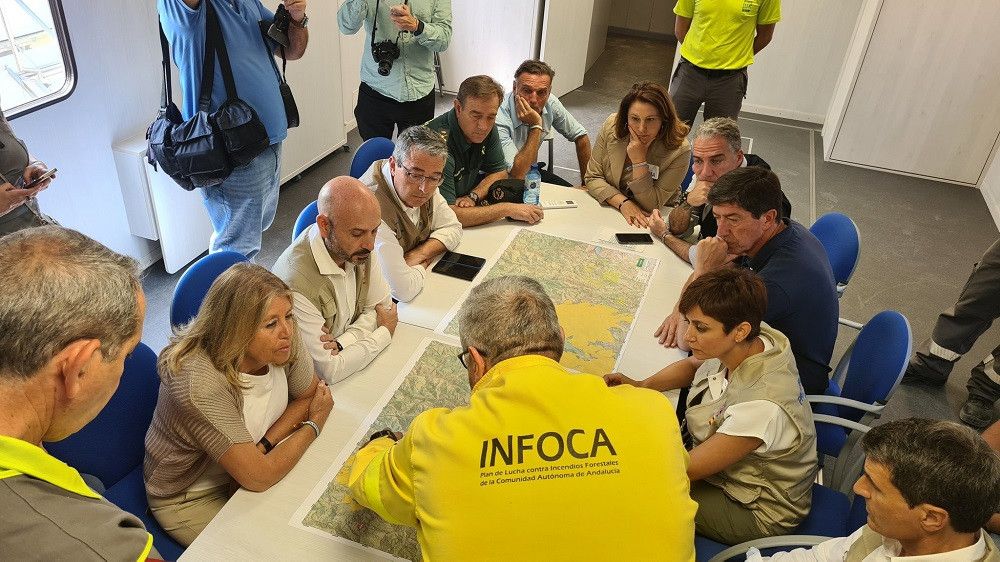 Tres bomberos forestales heridos en el incendio de Pujerra, contra el que luchan casi un millar de efectivos