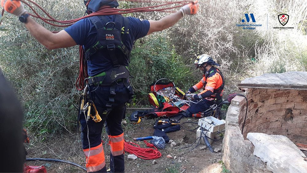 Bomberos del CPB rescatan a un hombre de un pozo de 10 metros de profundidad en Cártama