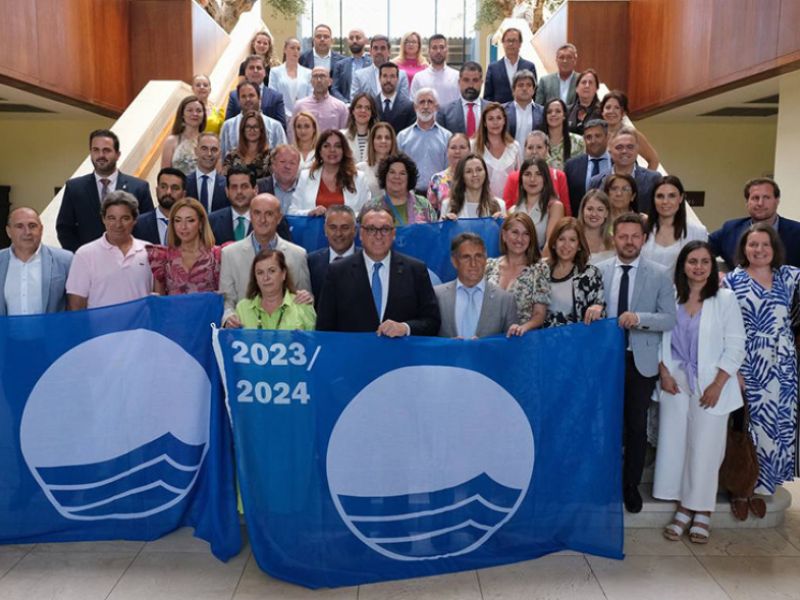 Andalucía estrena el verano izando 148 banderas azules en sus playas, puertos deportivos y embarcaciones