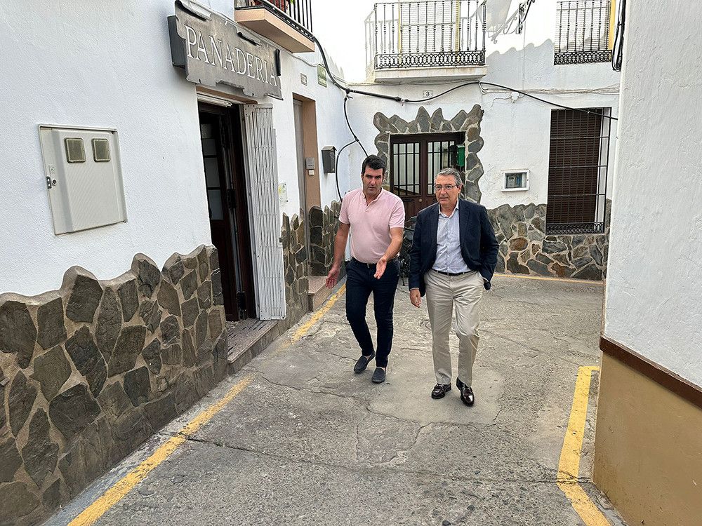 El presidente de la Diputación de Málaga se reúne con el alcalde de Guaro para estudiar las actuaciones previstas en el municipio