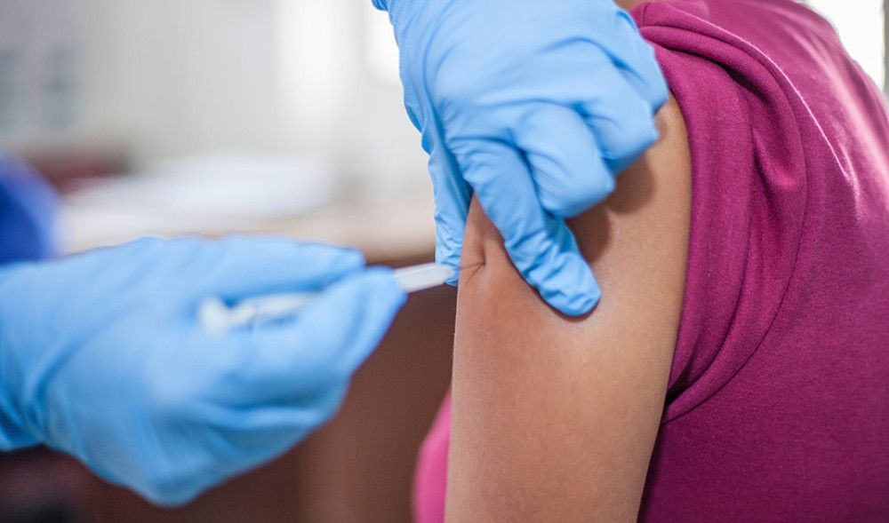 Salud comienza la vacunación contra la gripe y covid para mayores de 60 años y grupos profesionales