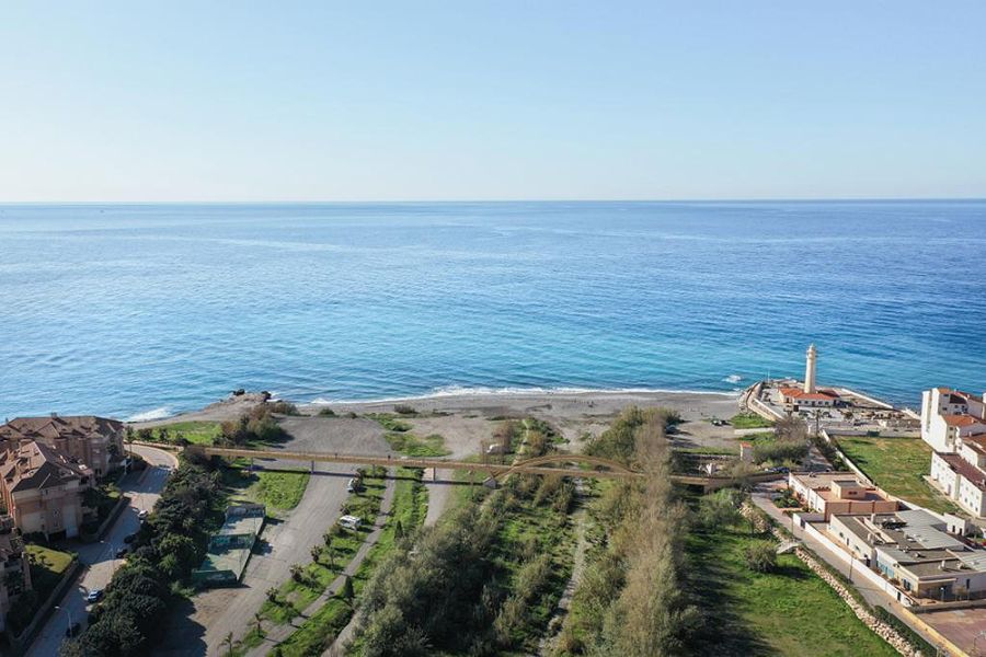 La Diputación destina 1,2 millones a la Senda Litoral en Torrox, donde construirá una pasarela de madera de 165 metros