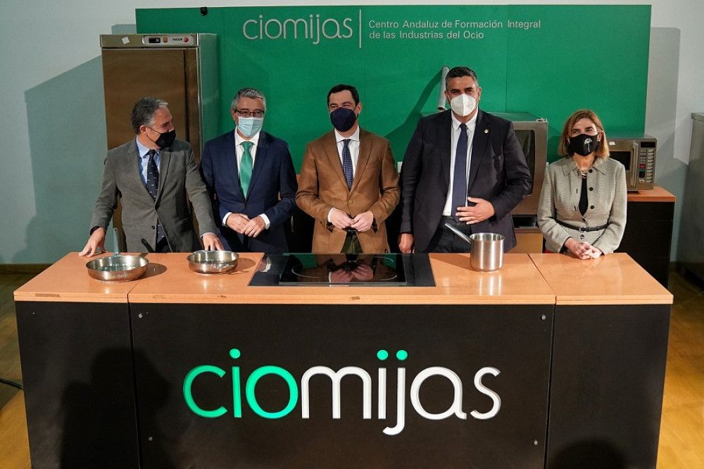 Visita del presidente andaluz al Centro de Formación Integral de las Industrias del Ocio (CIO) Mijas