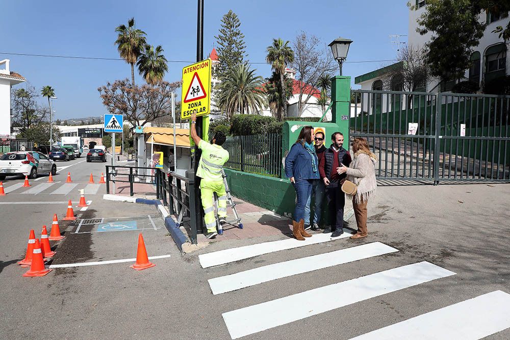 Tráfico mejora la seguridad vial en el entorno de los centros educativos de Nueva Andalucía dentro del Plan de señalización