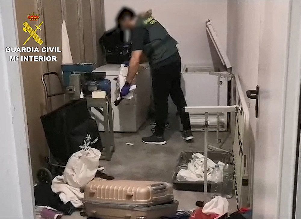 La Guardia Civil detiene a dos individuos dedicados al transporte y ocultación de hachís en  un trastero en Alhaurín el Grande