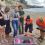 <p style="text-align: justify;">La delegada de Sostenibilidad reconoce “la gran labor de los profesionales en la protección y el cuidado de nuestras especies marinas para su vuelta al hábitat natural”.</p>
 
<p style="text-align: justify;">La delegada territorial de Sostenibilidad y Medio Ambiente, Gemma del Corral, ha participado esta semana en la suelta de una tortuga boba en la playa de La Morera de Benalmádena, que regresó a la costa malagueña un día después de haber sido devuelta al medio marino en perfecto estado de salud en el mes de agosto.</p>
<p style="text-align: justify;">Tras haber recibido por segunda vez tratamiento en el Centro de Gestión del Medio Marino Andaluz de Algeciras (CEGMA) el ejemplar llamado ‘Pepa’, ha vuelto al mar “gracias a la gran labor que realizan todos los profesionales que participan en la protección y el cuidado de nuestras especies para su reincorporación al hábitat natural”, ha valorado la delegada territorial.</p>
<p style="text-align: justify;">Gemma del Corral, acompañada por los concejales del Ayuntamiento de Benalmádena en el área de Medio Ambiente, Juan Olea y en Sanidad, Áurea Peralta, ha destacado “la coordinación permanente” que se mantiene en esta tarea entre los diversos recursos del Gobierno andaluz, administraciones locales, asociaciones sin ánimo de lucro y entidades privadas, “en una colaboración al servicio del rescate y recuperación de especies que puedan encontrarse en peligro dentro de nuestro territorio”.</p>
<p style="text-align: justify;">En este sentido, Del Corral ha animado a la ciudadanía malagueña a “que siga mostrando su compromiso, dando aviso de aquellos animales que se encuentran y que formen parte esencial de esta labor de cuidado y protección del que Pepa hoy es un ejemplo”.</p>
<p style="text-align: justify;">Gemma del Corral ha considerado a Pepa “como una tortuga muy especial, porque no teme la presencia humana” y que tras sus rescates, exámenes y pruebas analíticas, así como posteriores tratamientos “espero que se incorpore a su medio natural”.</p>
<p style="text-align: justify;">Esta suelta ha permitido la liberación de un ejemplar de tortuga boba, especie incluida en el catálogo español como especie vulnerable, “motivo por el que desde Gobierno andaluz realizamos un considerable esfuerzo tanto en sensibilización y divulgación como en la atención y recuperación de ejemplares que llegan a nuestras costas”, ha subrayado la delegada de la Junta en Málaga.</p>
<h3 style="text-align: justify;">Tortuga Pepa</h3>
<p style="text-align: justify;">El ejemplar Pepa fue encontrado varado en la playa de Rincón de la Victoria (Málaga) el día 4 de marzo de 2026, mostrando un estado de apatía y escasa respuesta a estímulos. Fue recogido inicialmente por agentes del SEPRONA, que realizaron una primera atención mediante baño de agua dulce caliente, siendo posteriormente trasladado al CEGMA para su valoración y tratamiento.</p>
<p style="text-align: justify;">A su ingreso se trataba de un ejemplar juvenil de la especie Caretta Caretta, con un peso de 4,3 kg y una longitud recta de caparazón de 43 cm. Presentaba una condición corporal aceptable, moderada presencia de algas sobre el caparazón, marcada inactividad, alteración de la flotabilidad y signos de deshidratación severa.</p>
<p style="text-align: justify;">Durante las primeras semanas de hospitalización recibió tratamiento intensivo y debido a la ausencia de alimentación voluntaria, fue necesario colocar una sonda nasoesofágica para alimentación asistida mediante papillas de recuperación, manteniéndose hasta que recuperó progresivamente la ingesta voluntaria.</p>
<p style="text-align: justify;">Asimismo, fue tratada una lesión superficial en el caparazón mediante curas locales. A partir de finales de marzo comenzó a mostrar una mejoría progresiva, iniciando la alimentación voluntaria y recuperando peso de forma constante hasta alcanzar los 5,9 kg.</p>
<p style="text-align: justify;">Las pruebas realizadas en el CEGMA indicaban que posee capacidad física para el buceo, por lo que se consideró que este comportamiento podría mejorar en un entorno con mayor volumen de agua y una estimulación ambiental más similar a las condiciones naturales. Por este motivo, se propuso su traslado al Acuario de Sevilla durante aproximadamente un mes, con el objetivo de evaluar su comportamiento natatorio en una instalación de mayores dimensiones (manglar u oceanario), favorecer la recuperación de un patrón normal de inmersión y valorar posteriormente su aptitud para la liberación.</p>
<p style="text-align: justify;">El día 13 de agosto de 2026, se procedió a su suelta desde embarcación a varias millas de costa en Marbella. La suelta fue exitosa y el ejemplar se fue nadando con energía. Sin embargo, al día siguiente, el 14 de agosto de 2026, varias bañistas observaron a la tortuga nadando cerca de costa, flotando en superficie. Se recogió el ejemplar y se trasladó al CEGMA de Algeciras.</p>
<p style="text-align: justify;">Tras la exploración completa, con realización de radiografías y analítica sanguínea, así como observación de la natación, flotabilidad y comportamiento, no se observaron patologías aparentes. Por tanto, probablemente el ejemplar estaba soleándose en superficie cuando los bañistas dieron el aviso de alerta.</p>