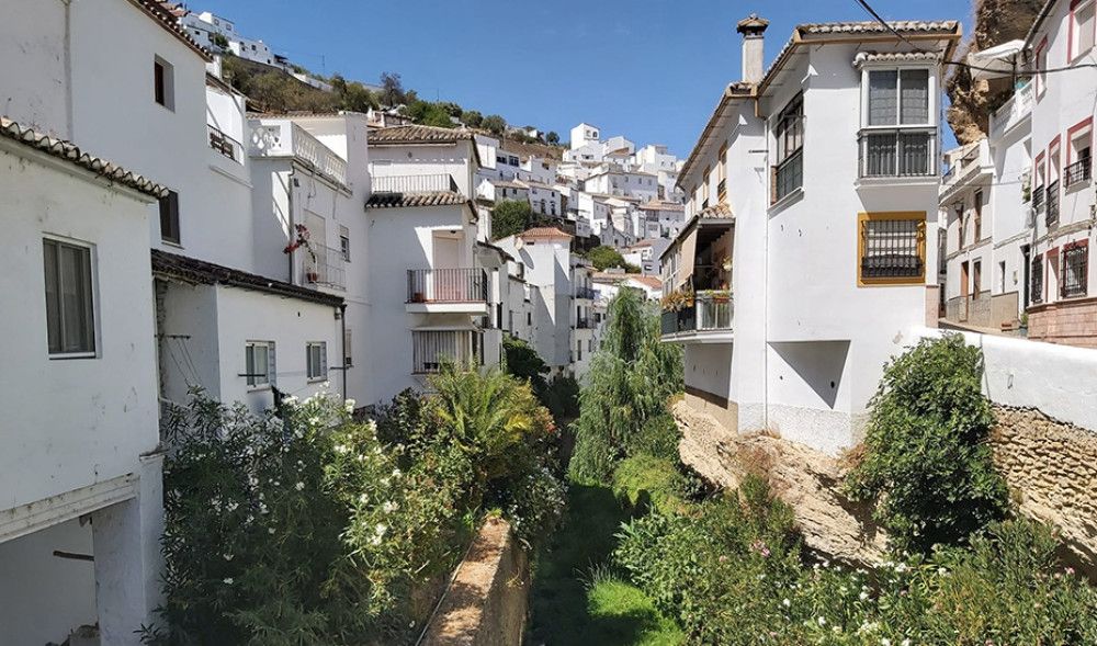 La Junta declara a Setenil de las Bodegas (Cádiz) y a Iznájar (Córdoba) como municipios turísticos