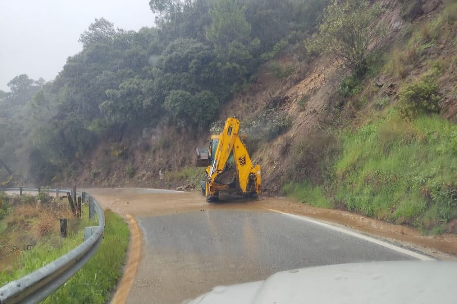 Cortada la carretera de El Burgo a Casarabonela por el desbordamiento del Arroyo de las Doncellas