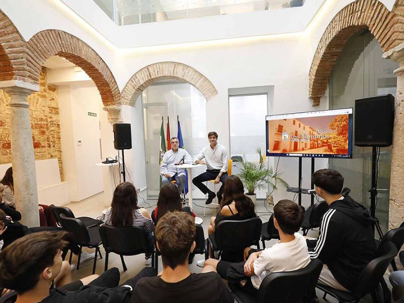 El Ayuntamiento y Andalucía Emprende abren las puertas del Vivero de Empresas a 152 estudiantes de institutos locales para darles a conocer los recursos de este espacio para impulsar proyectos de negocios