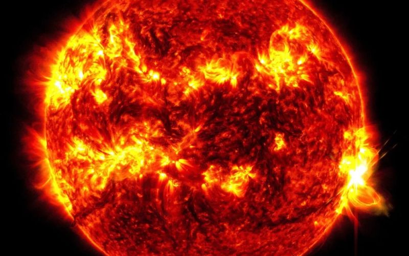 La nave espacial SDO de la NASA capturó esta imagen de una erupción solar, como se ve en el destello brillante de la derecha, el 14 de mayo de 2024. La imagen muestra un subconjunto de luz ultravioleta extrema que resalta el material extremadamente caliente en llamaradas y que está coloreado en rojo y amarillo. / NASA/SDO