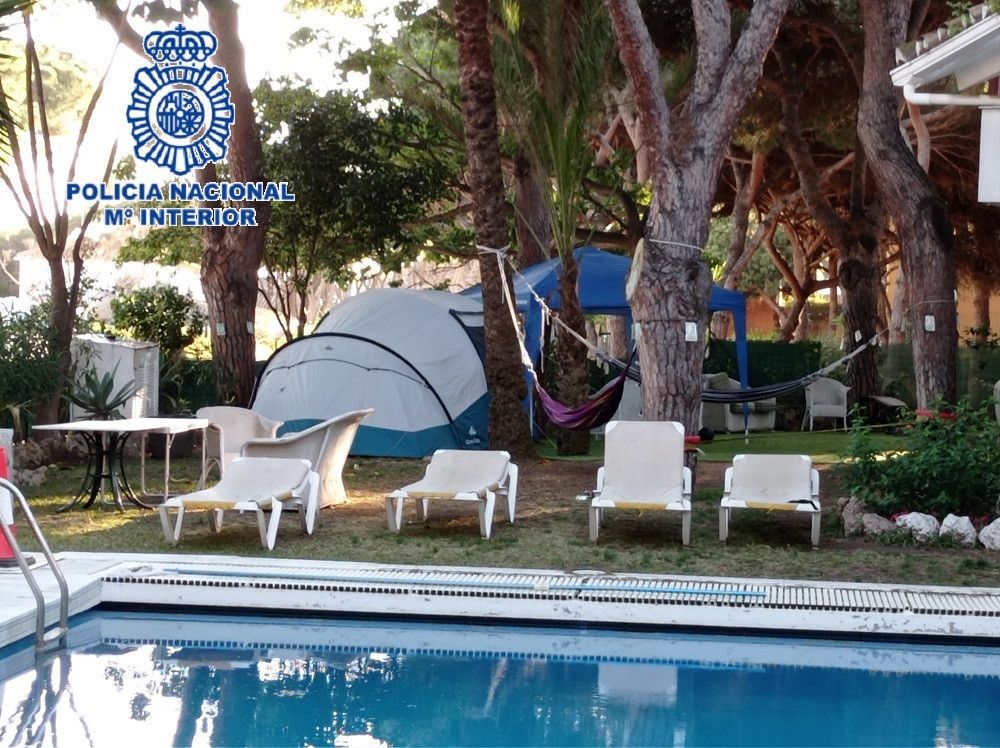La Policía Nacional detiene a la organizadora de una fiesta ilegal en Marbella tras morder a un agente y dar patadas a otro