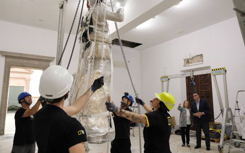 El Arqueológico de Sevilla culmina el proceso de evacuación de fondos con el traslado de las grandes esculturas