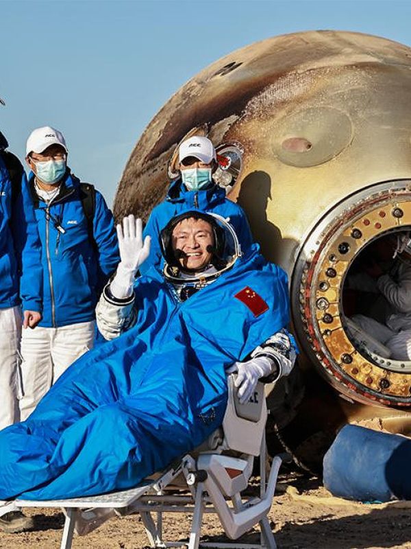 Los astronautas chinos regresan a la Tierra procedentes de la estación espacial que están construyendo