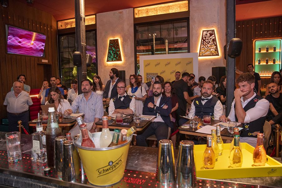 Luis David Martín-Niño, mejor \"bartender\" del sur de España en la primera edición del “Concurso de Coctelería Montana by Schweppes”